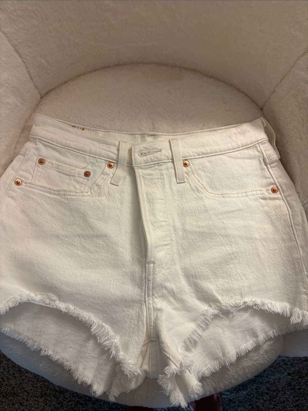 White Levi’s 501 Shorts Size 28